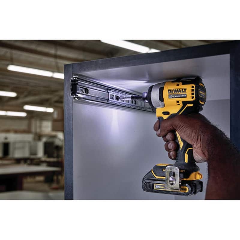 Kit combinado inalámbrico DEWALT ATOMIC de 20 voltios con batería de iones de litio MAX (2 herramientas) con (2) baterías de 2.0Ah, cargador y bolso - DCK225D2.
