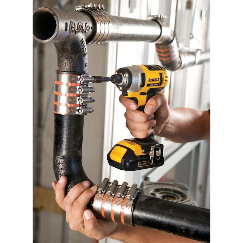 Juego de herramientas combinadas inalámbricas DEWALT 20V MAX con taladro y impacto, incluye (2) baterías 20V 1.3Ah, cargador y bolsa - DCK240C2