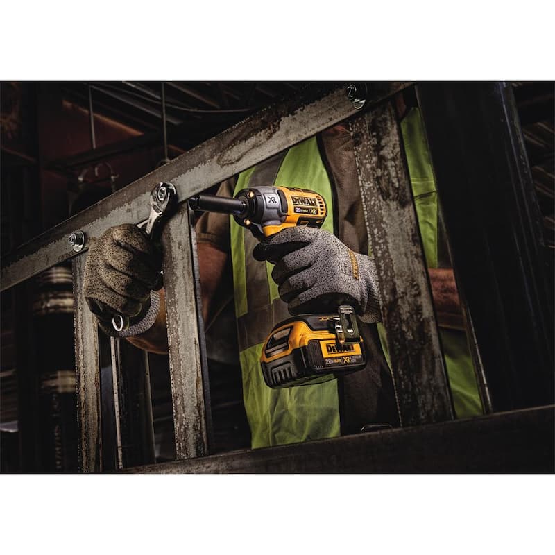 Juego de Combo de 2 Herramientas Inalámbricas DEWALT 20V MAX XR para Automóviles con un trinquete de 1/2 pulg., un trinquete de 3/8 pulg. y una batería de 5.0Ah - DCK205P1