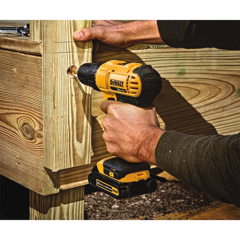 Paquete combinado inalámbrico DEWALT 20V MAX de 5 herramientas con (1) batería de 20V 4.0Ah, (1) batería de 20V 2.0Ah y cargador - DCK551D1M1
