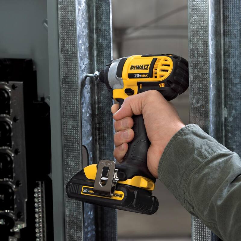 Juego de 5 herramientas inalámbricas DEWALT 20V MAX con (2) baterías de 20V 2.0Ah y cargador - DCK521D2