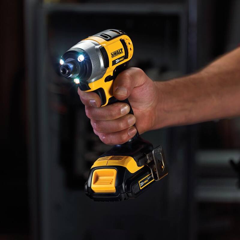 Kit combinado inalámbrico DEWALT 20V MAX con 6 herramientas, (2) baterías de 20V 2.0Ah y cargador - DCK620D2