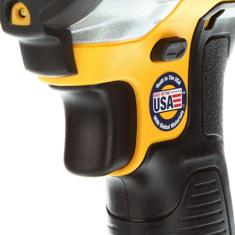 Juego de combo inalámbrico DEWALT 20V MAX de 4 herramientas, sierra circular de 6-1/2 pulgadas y (2) baterías de 20V 2.0Ah - DCK420D2DCS391B