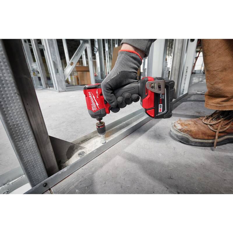 Juego de combinado inalámbrico Milwaukee M18 FUEL 18V con tecnología de iones de litio sin escobillas (5 herramientas) con dos baterías de 5.0 Ah, 1 cargador y 1 bolsa de herramientas - 3697-25