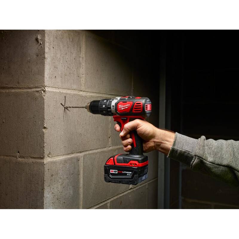 Kit inalámbrico de combo Milwaukee M18 18V de iones de litio con dos baterías de 3.0Ah, 1 cargador (4 herramientas) con multiherramienta y moladora - 2696-24-2626-20-2686-20