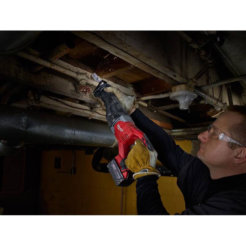Juego de combo inalámbrico Milwaukee M18 18V de ion de litio con dos baterías de 3.0Ah, 1 cargador (4 herramientas) con multiherramienta y lijadora - 2696-24-2626-20-2648-20
