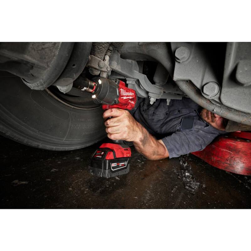 Juego de combo de llave de impacto inalámbrica Milwaukee M18 FUEL de 18 voltios con torque alto de 1/2 pulgada y torque medio de 3/8 pulgadas de ion de litio sin escobillas - 3010-22
