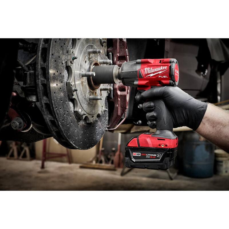 Juego de combo de llave de impacto inalámbrica Milwaukee M18 FUEL de 18 voltios con torque alto de 1/2 pulgada y torque medio de 3/8 pulgadas de ion de litio sin escobillas - 3010-22