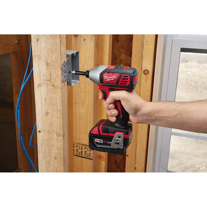 Kit de herramientas inalámbricas Milwaukee M18 18V de ion de litio (4 herramientas) con Herramienta multiusos oscilante M18 y Aspiradora húmeda/seca de 2 galones - 2696-24-2626-20-0880-20.