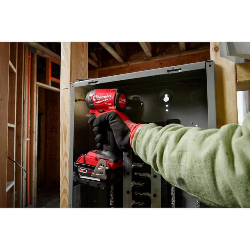 Milwaukee M18 FUEL 18-V Juego de Combo Inalámbrico sin Escobillas de Iones de Litio (2 Herramientas) con 2 Baterías, Cargador y Luz de Inundación LED para Montaje - 3697-22-2365-20