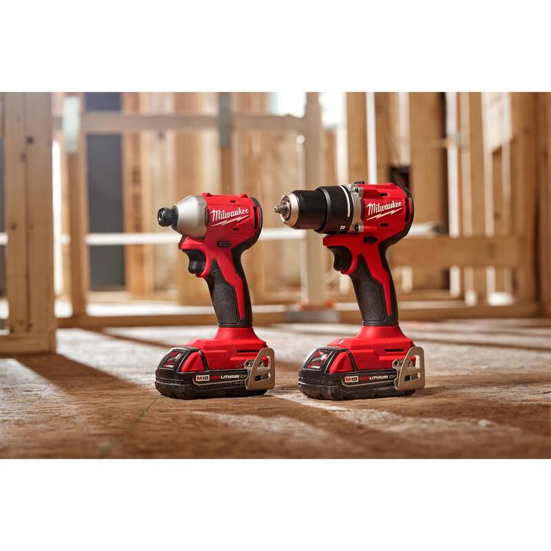 Milwaukee M18 18V Lithium-Ion Brushless Cordless Compact Drill/Impact Combo Kit (Paquete combinado de 2 herramientas) con (3) baterías de 2.0Ah - 3692-22CT-48-11-1820