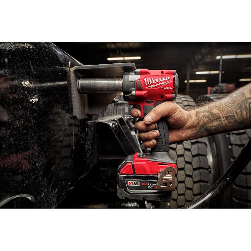 Kit combinado de amoladora inalámbrica sin escobillas de 18V de iones de litio y llave de impacto de 3/8 pulgadas Milwaukee M18 FUEL (2 herramientas) con batería de (2) 5ah y (1) 8ah - 2991-22-48-11-1880