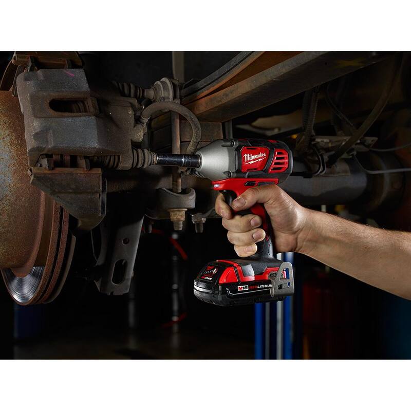 Juego Combo de Llave de Impacto/Luz Inalámbrica de Iones de Litio de 18V M18 de Milwaukee (Con 2 Herramientas) con Dos Baterías de 1.5 Ah, Cargador, Bolsa de Herramientas - 2693-22