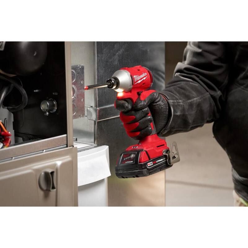 Juego Combo de Taladro/Impacto Inalámbrico Milwaukee M18 18-Volt Litio-Ion sin Escobillas Compacto (2 Herramientas) con (2) Baterías y Multiherramienta M18 - 3693-22CX-2626-20.