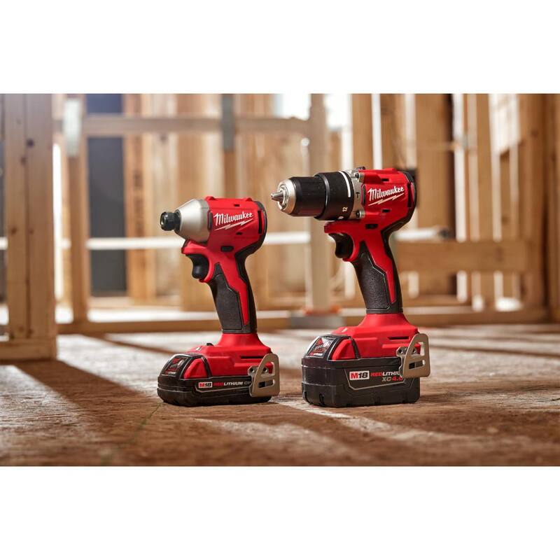 Juego Combo de Taladro/Impacto Inalámbrico Milwaukee M18 18-Volt Litio-Ion sin Escobillas Compacto (2 Herramientas) con (2) Baterías y Multiherramienta M18 - 3693-22CX-2626-20.