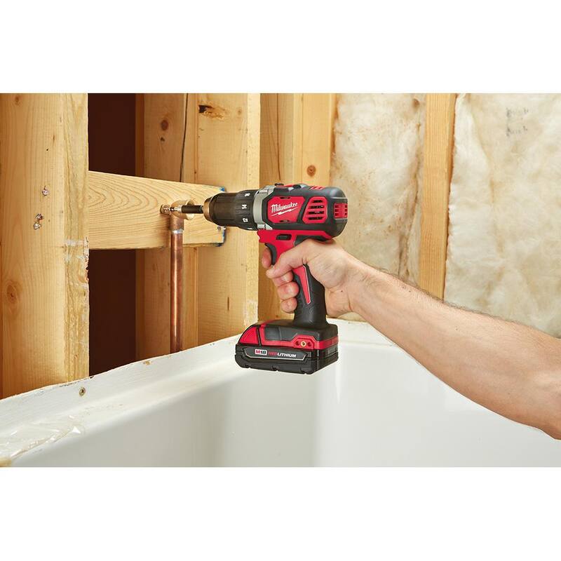 Juego combinado inalámbrico de 7 herramientas Milwaukee M18 18V de iones de litio con 2 baterías, cargador y juego de puntas de destornillador (25 piezas) - 2695-27SH-48-32-4095