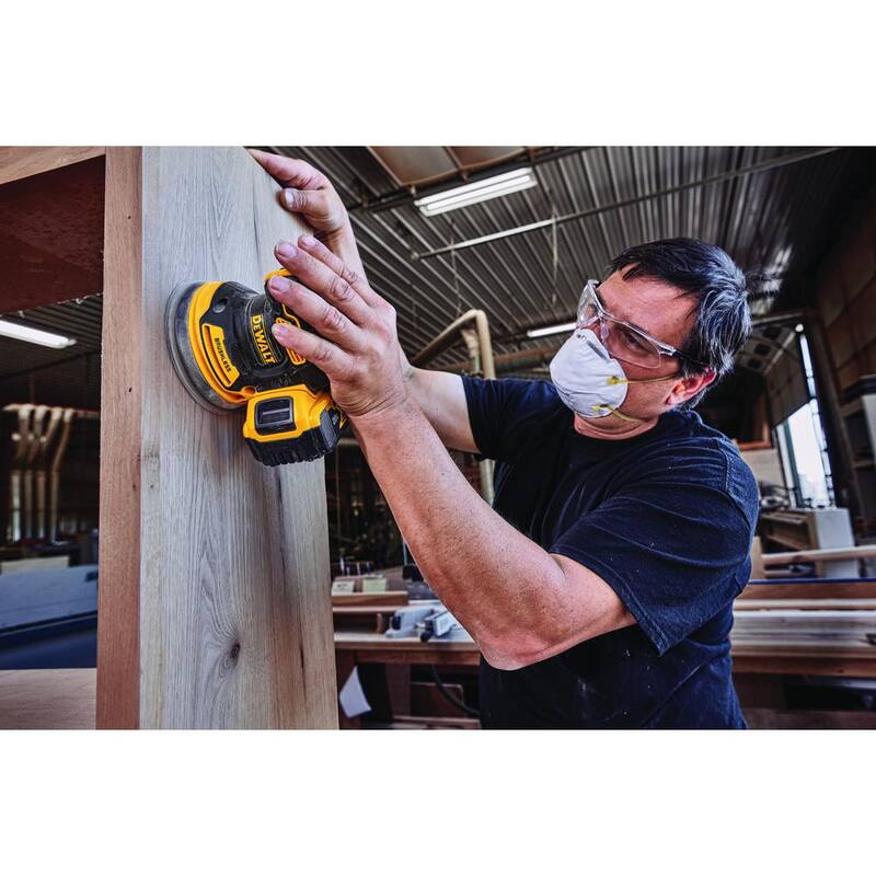 Kit combinado inalámbrico DEWALT 20V MAX de 2 herramientas con baterías de litio-ion y lijadora orbital aleatoria de 5 pulgadas con (2) baterías POWERSTACK de 1.7Ah y cargador - DCK226E2WCW210B