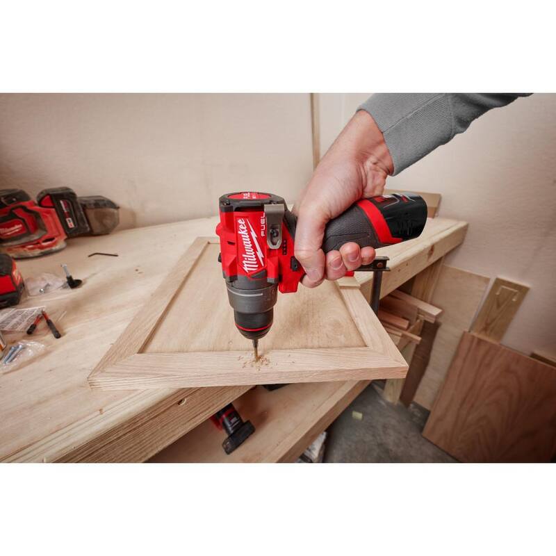 Kit combo Milwaukee M12 FUEL de taladro percutor y destornillador de impacto inalámbricos Brushless de 12 voltios de iones de litio (2 herramientas) con M12 HACKZALL - 3497-22-2420-20