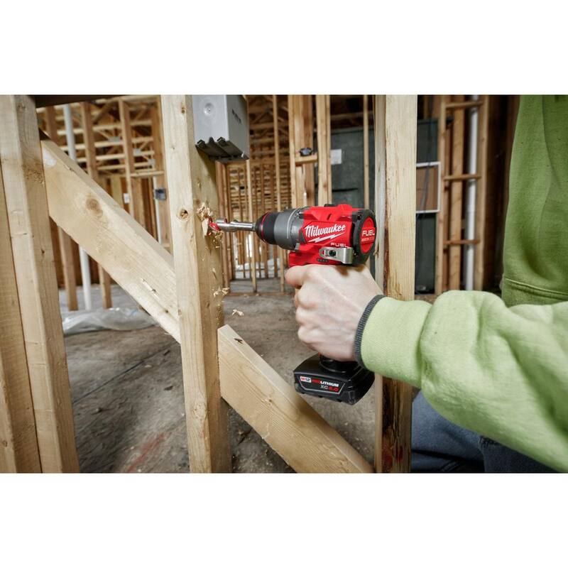 Kit combo inalámbrico sin escobillas de iones de litio de 12 voltios Milwaukee M12 FUEL (4 herramientas) con dos baterías de 2.5ah, cargador y bolsa para herramientas - 3497-24.