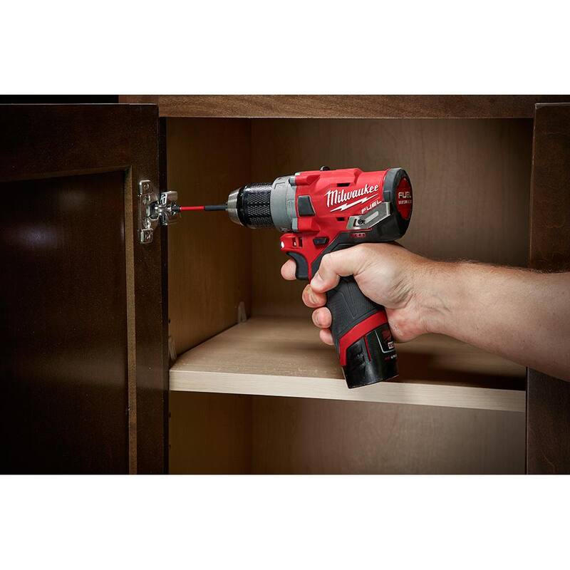 Juego combo de impacto y taladro inalámbrico Milwaukee M12 FUEL 12V con tecnología Brushless, baterías y estuche - 2582-22