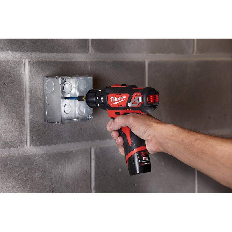 Juego combo de taladro percutor e impacto inalámbrico Milwaukee M12 12V de iones de litio (2 herramientas) con (2) baterías de 1.5Ah, cargador y estuche - 2497-22