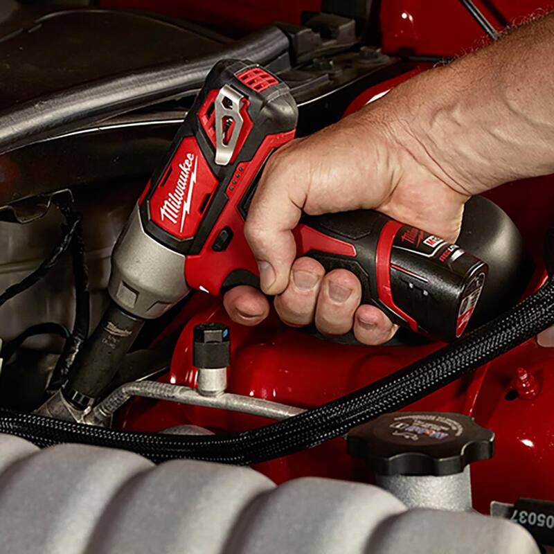 Juego de herramientas inalámbricas Milwaukee M12 12V de iones de litio con 4 herramientas, (2) baterías de 1.5 Ah, (1) cargador y (1) bolsa para herramientas - 2493-24