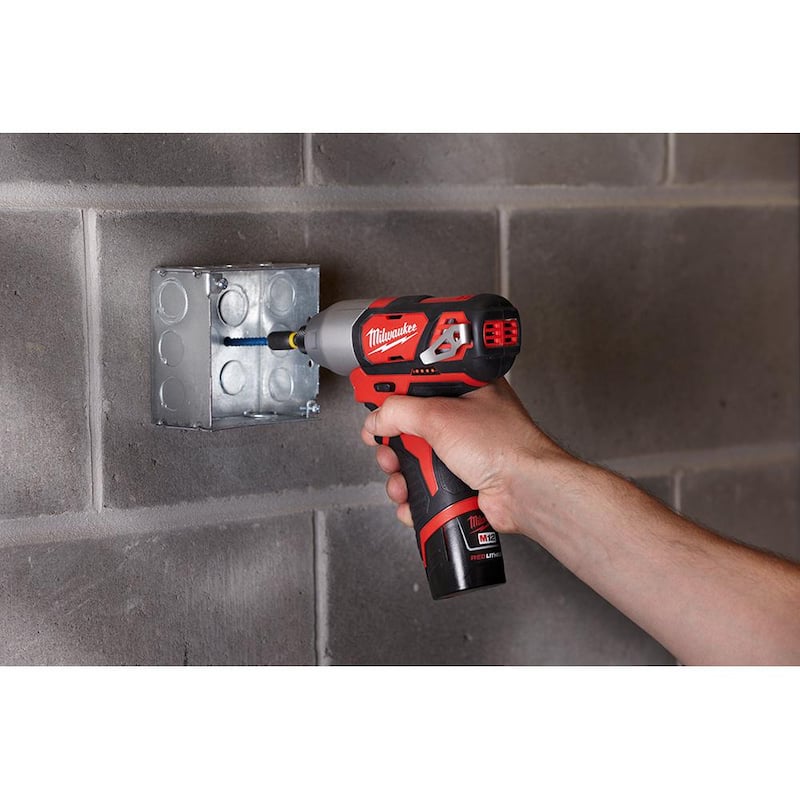 Juego combo de taladro y destornillador inalámbricos Milwaukee M12 de 12V de iones de litio (2 herramientas) con set de brocas de titanio (23 piezas) - 2494-22-48-89-4631