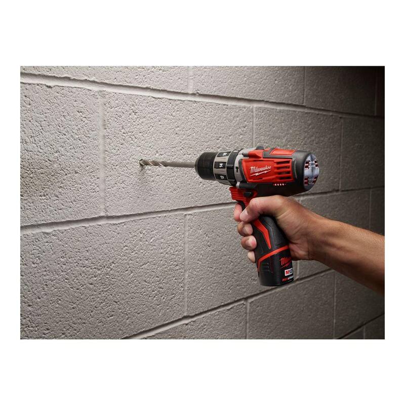 Milwaukee M12 12V Juego de combo inalámbrico de taladro martillo/destornillador de impacto de iones de litio con paquete de batería M12 1.5 Ah (paquete de 2) - 2497-22-48-11-2411