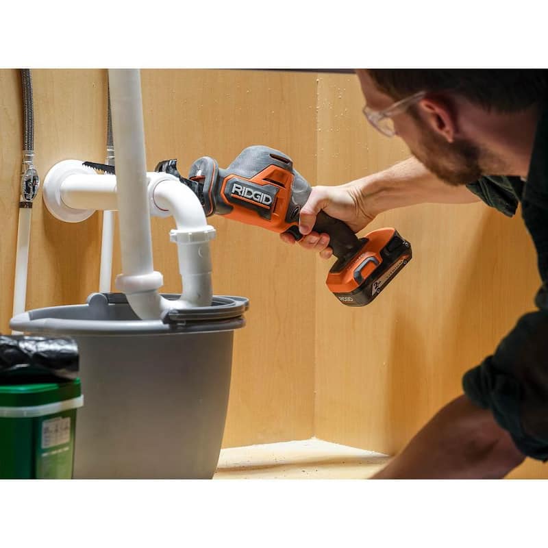 Kit de Combo Inalámbrico de 8 Herramientas RIDGID 18V SubCompact Brushless con (2) baterías de 2.0 Ah, batería de 4.0 Ah, cargador y bolsa - R96262N