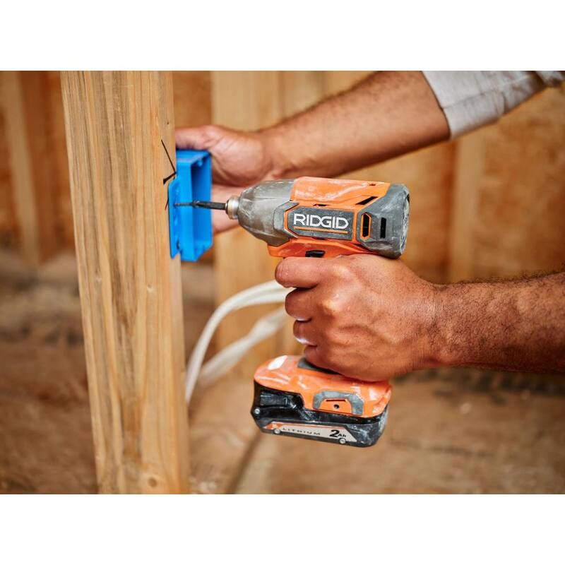 Kit combo inalámbrico RIDGID de 18V con 8 herramientas, batería de 2.0 Ah, batería de 4.0 Ah y cargador - R96358