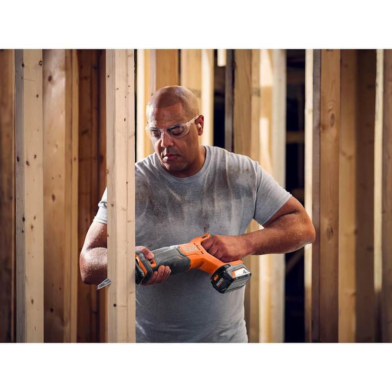 Juego de combo inalámbrico de 8 herramientas RIDGID de 18V con (2) Baterías de 2.0 Ah, (1) Batería de 4.0 Ah, Cargador y Bolsa - R96258