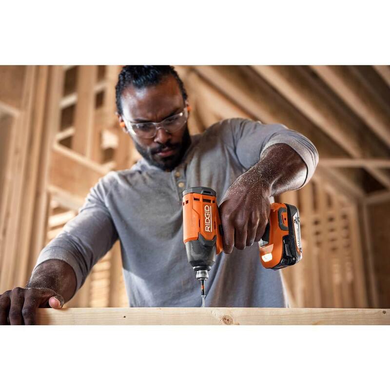 Juego de herramientas inalámbricas RIDGID de 18V con 6 herramientas, batería de 2.0 Ah, batería de 4.0 Ah, cargador y bolsa - R96257