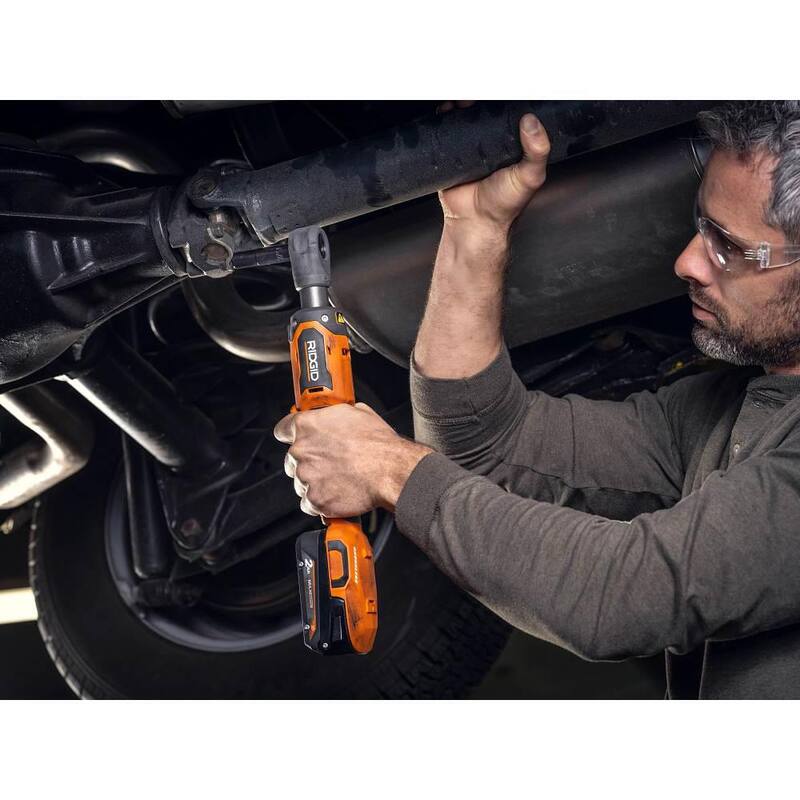 Juego de Combo de 2 Herramientas Inalámbricas Brushless de 18V RIDGID con Llave de Impacto de Medio Torque de 1/2 pulgada, Ratchet de 3/8 pulgadas, Batería de 2.0 Ah y Cargador - R86012B-R866011K