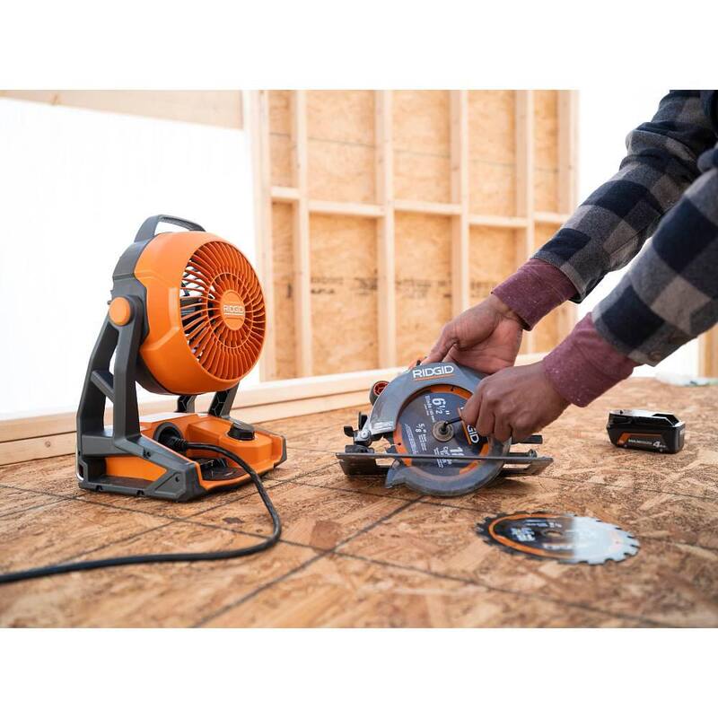 Kit combinado de 3 herramientas inalámbricas RIDGID 18V con inversor de corriente alterna, ventilador, luz LED y baterías de 4.0 y 2.0 Ah - AC86097-AC8400802-AC87004-R8699B-R860721