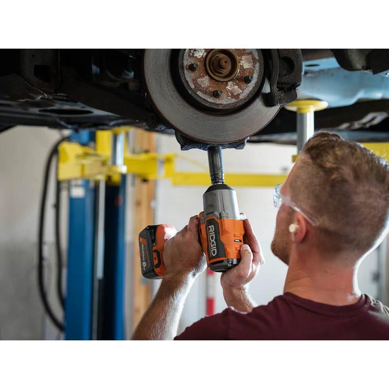 Juego de combinación de 2 herramientas inalámbricas RIDGID 18V sin escobillas con taladro/driver de martillo, llave de impacto, batería de salida máxima de 4.0 Ah, cargador y bolsa - R86115K-R86212B