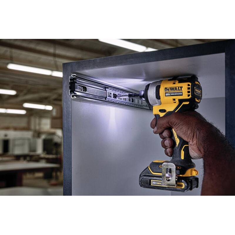 DEWALT ATOMIC 20V MAX Llave de Impacto Inalámbrica Compacta sin Escobillas de 1/4 de Pulgada (paquete de 2), (2) baterías de 20V 1.3Ah, cargador y bolsa - DCF809C2WCF809B