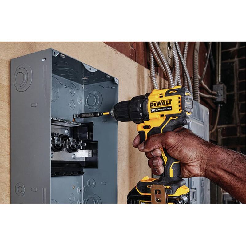 Kit de taladro / destornillador inalámbrico sin escobillas DEWALT ATOMIC 20V MAX de 1/2 pulgadas, sierra reciproca, (1) batería de 4.0Ah y Tough System - HDCOMKITQ220369