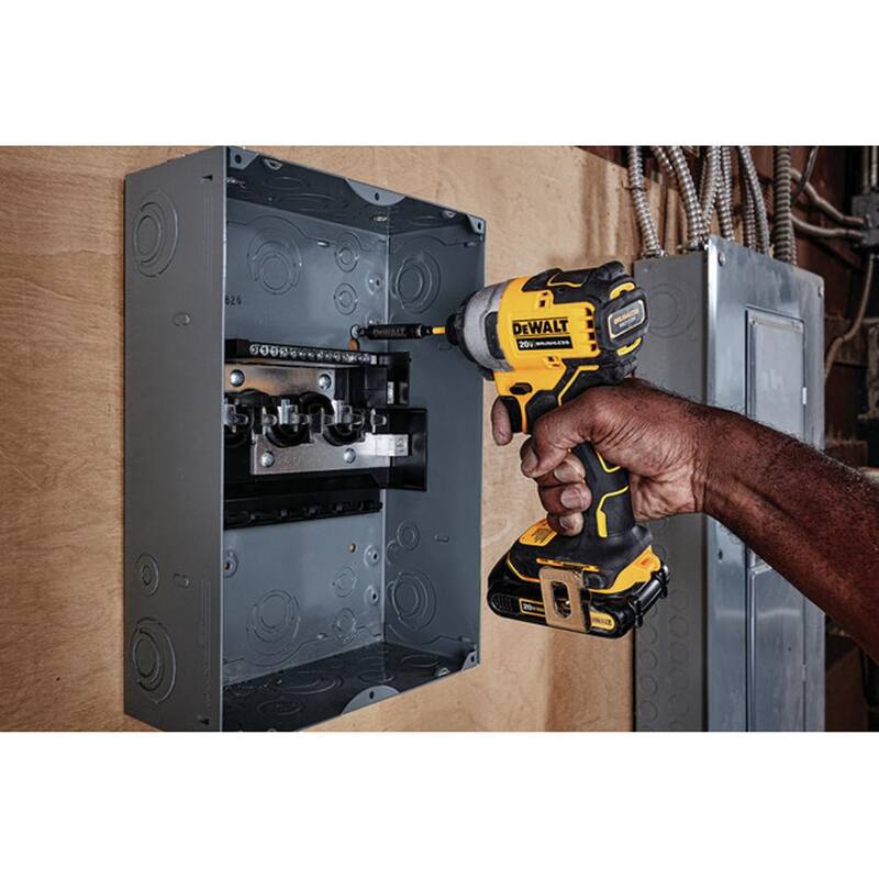 DEWALT ATOMIC 20V MAX Llave de Impacto Inalámbrica y Compacta de 1/4 in. con Motor Sin Escobillas, Batería Compacta de 20V 4.0Ah y Cargador de 12V a 20V MAX - DCF809BW240C