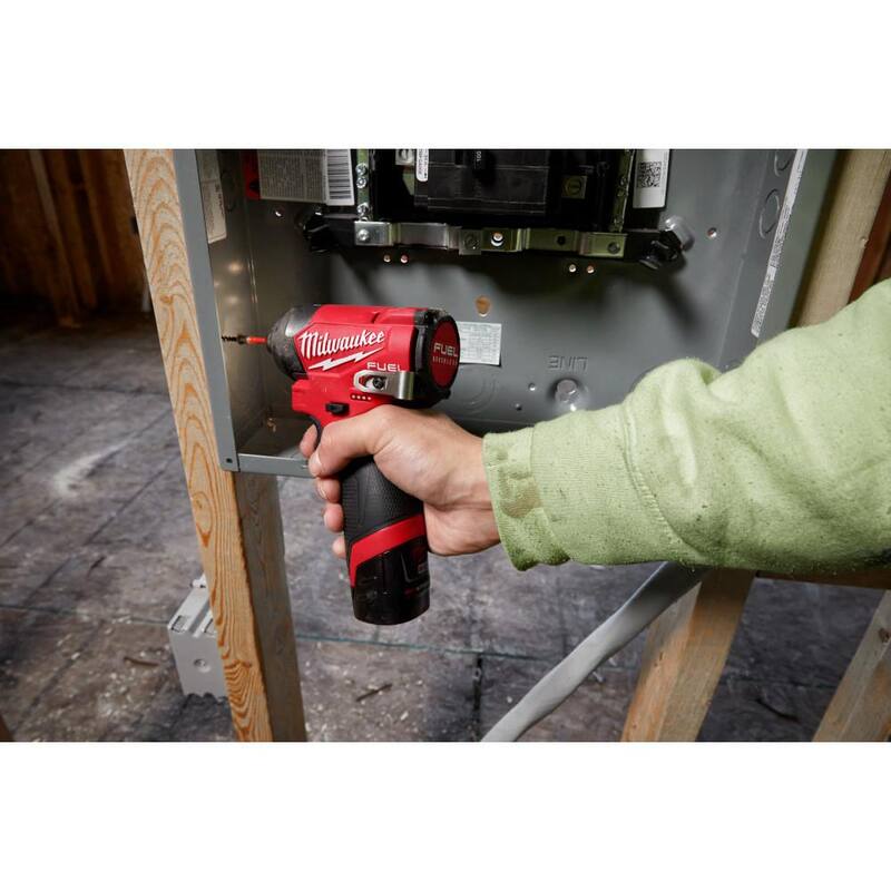 Kit de destornillador de impacto inalámbrico Milwaukee M12 FUEL de 12 volts con tecnología de motor sin escobillas de 1/4 de pulgada e incluye un set de 50 puntas SHOCKWAVE - 3453-22-48-32-4024