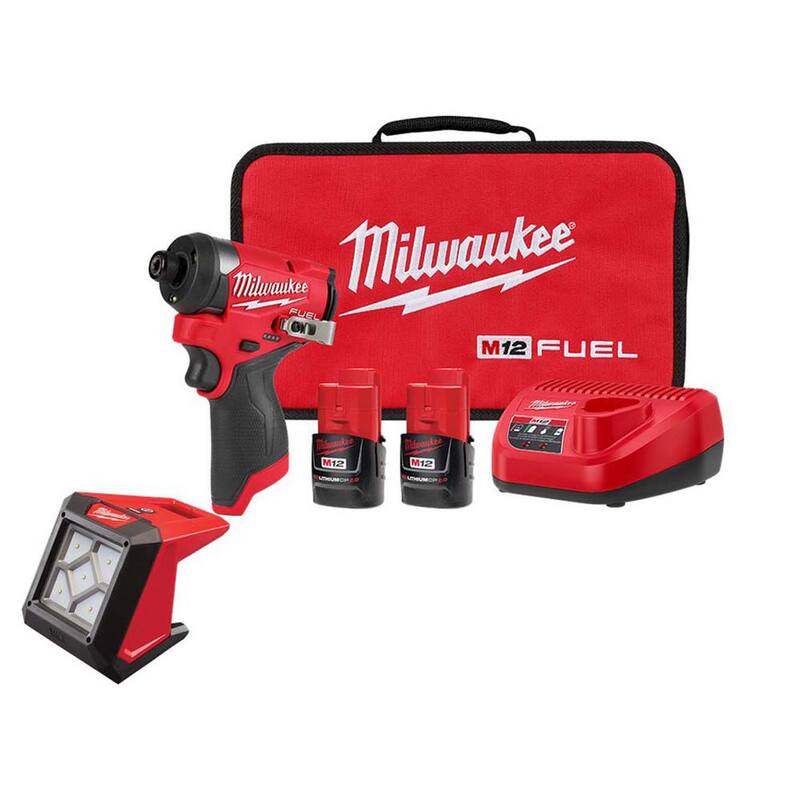 Juego de destornillador de impacto Milwaukee M12 FUEL de 12 voltios con tecnología de iones de litio sin escobillas de 1/4 de pulgada, con luz de inundación LED M12.