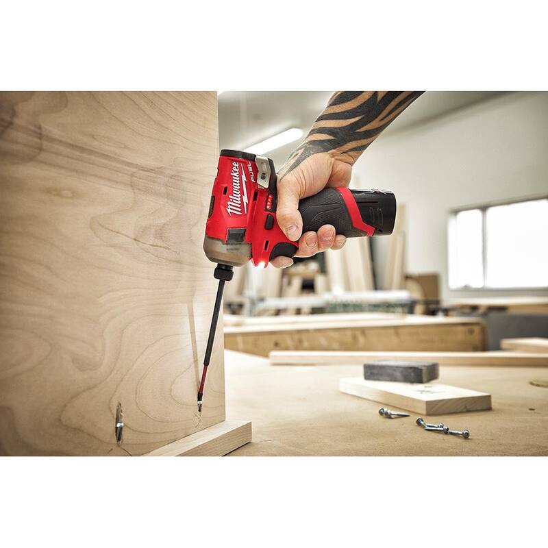 Milwaukee M12 FUEL SURGE 12-Volt 1/4 in. Hex Impact Driver con Taladro de Martillo de 1/2 in. y (2) Paquetes de Baterías M12 HO 2.5 Ah - 2551-20-3404-20-48-11-2425-48-11-2425
