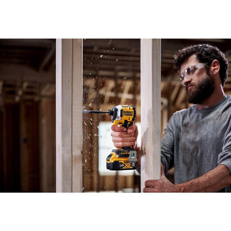 DEWALT ATOMIC 20V MAX Juego de driver de impacto inalámbrico sin escobillas de ion de litio de 1/4 de pulgada y luz de tarea compacta con batería de 5Ah - DCF850P1WCL077B