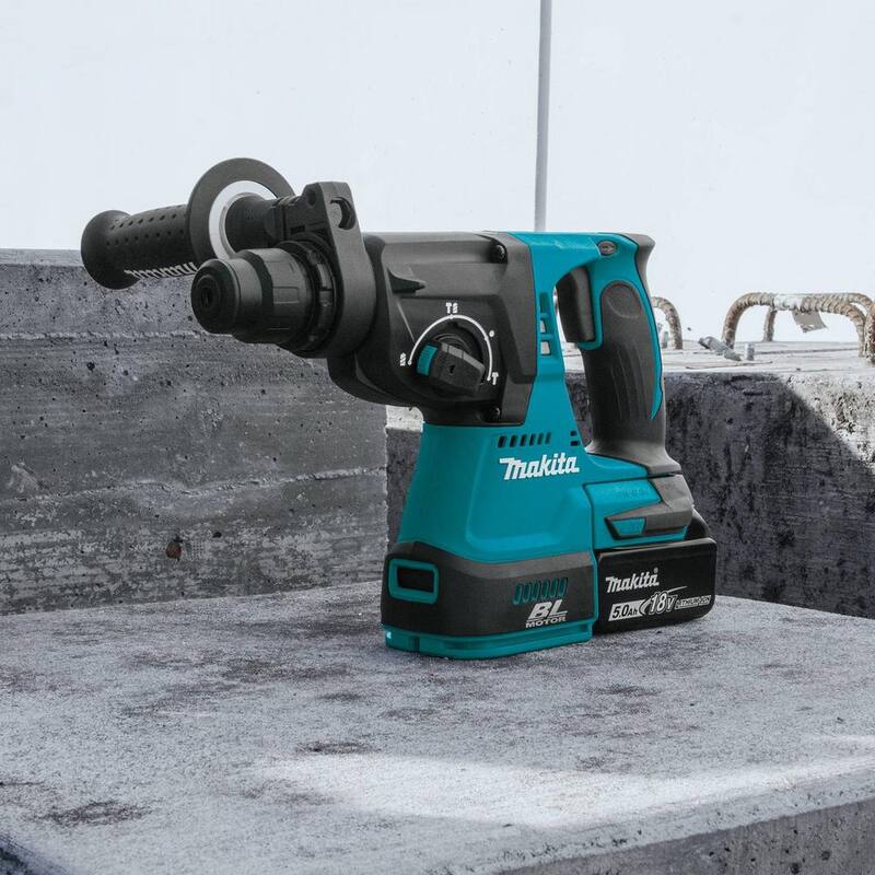 Martillo rotativo inalámbrico de 18V LXT de ion de litio de 1 pulgada sin escobillas SDS-Plus para concreto/mampostería de Makita con (2) baterías 5.0Ah - XRH01T