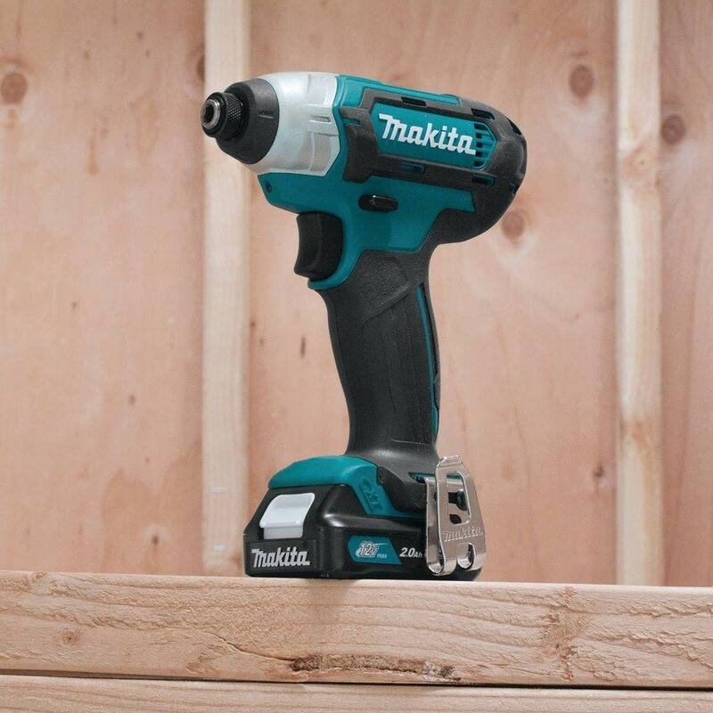 Juego de Impact Driver inalámbrico Makita 12V max CXT de 1/4 pulgadas con baterías 2.0Ah, cargador y estuche rígido - DT03R1