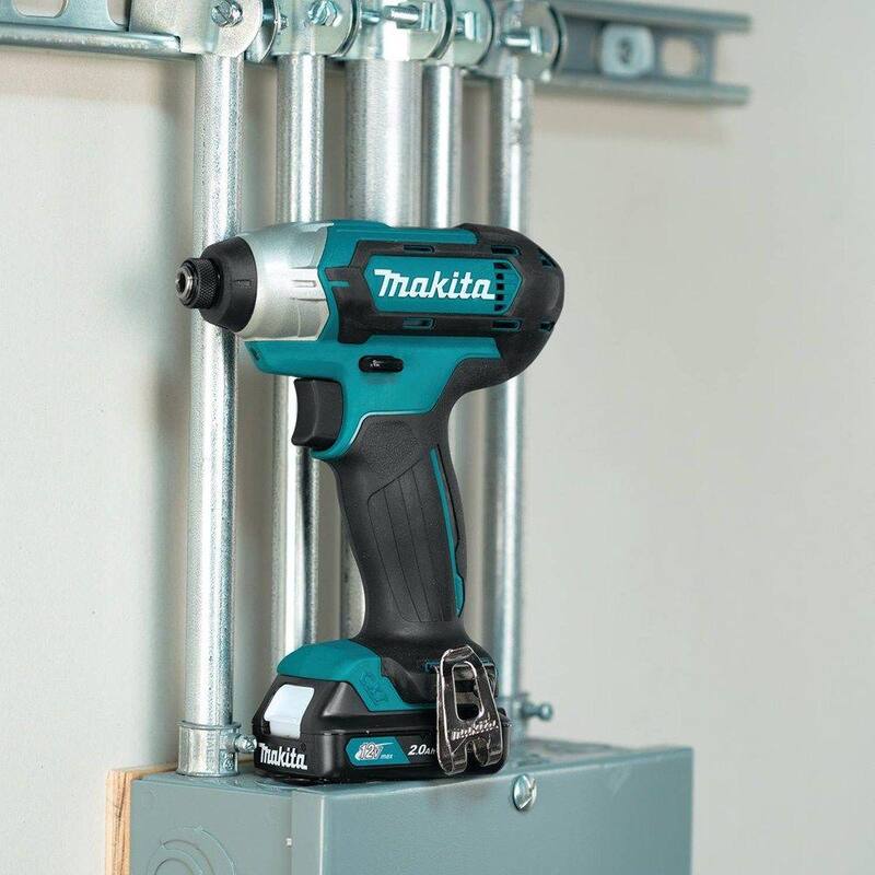 Juego de Impact Driver inalámbrico Makita 12V max CXT de 1/4 pulgadas con baterías 2.0Ah, cargador y estuche rígido - DT03R1