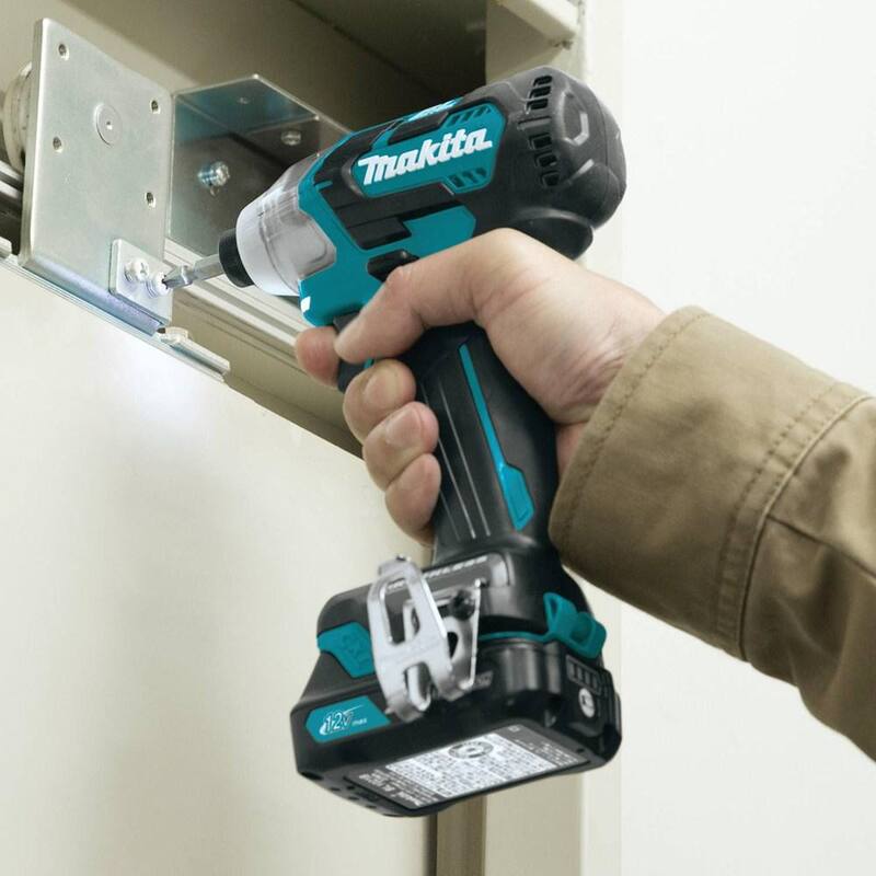 Kit de Impacto Inalámbrico con Motor sin Escobillas de Litio-ion de 1/4 de pulgada Makita 12V max CXT con (2) Baterías 2.0Ah, Cargador y Estuche Resistente - DT04R1