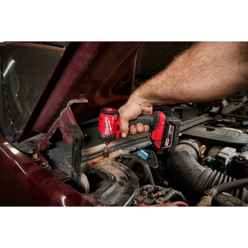 Kit de inicio Milwaukee M18 18-V de iones de litio XC con una batería de 5.0Ah, cargador y destornillador de impacto hexagonal de 1/4 de pulgada - 48-59-1850-2953-20