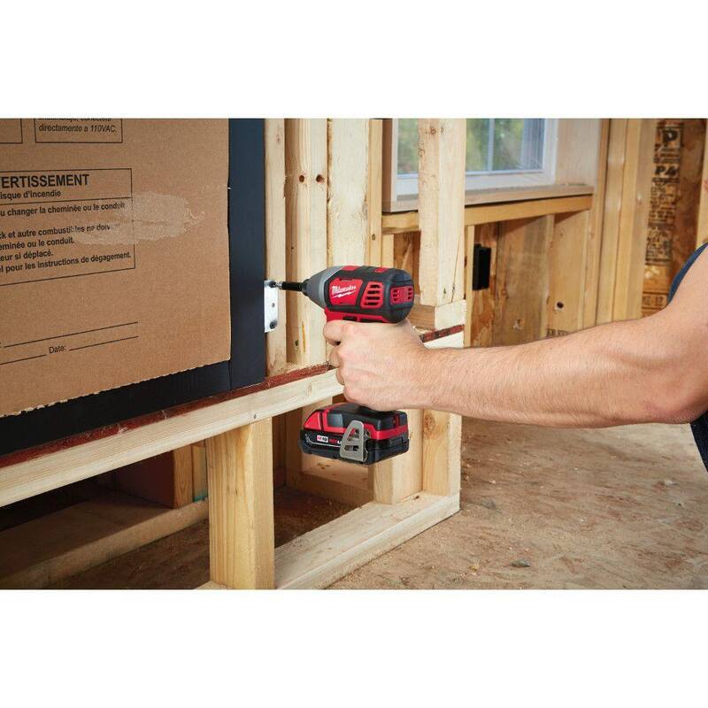 Juego de destornillador de impacto inalámbrico de 1/4 de pulgada Milwaukee M18 18V de iones de litio con (2) baterías de 1.5Ah, cargador, bolsa - 2656-22CT.