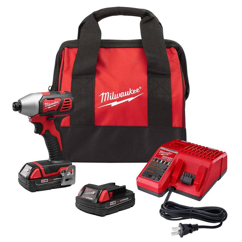 Juego de destornillador de impacto inalámbrico de 1/4 de pulgada Milwaukee M18 18V de iones de litio con (2) baterías de 1.5Ah, cargador, bolsa - 2656-22CT.