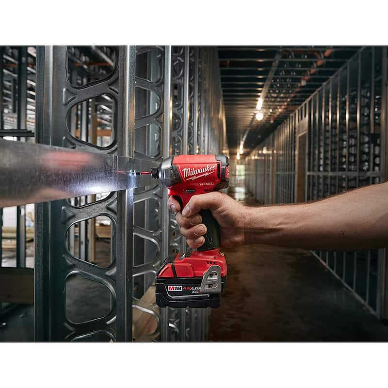 Milwaukee M18 FUEL SURGE 18V Lithium-Ion Brushless Inalámbrico de impacto de 1/4 pulgadas con batería de 3.0 Ah y cargador - 2760-20-48-59-1835
